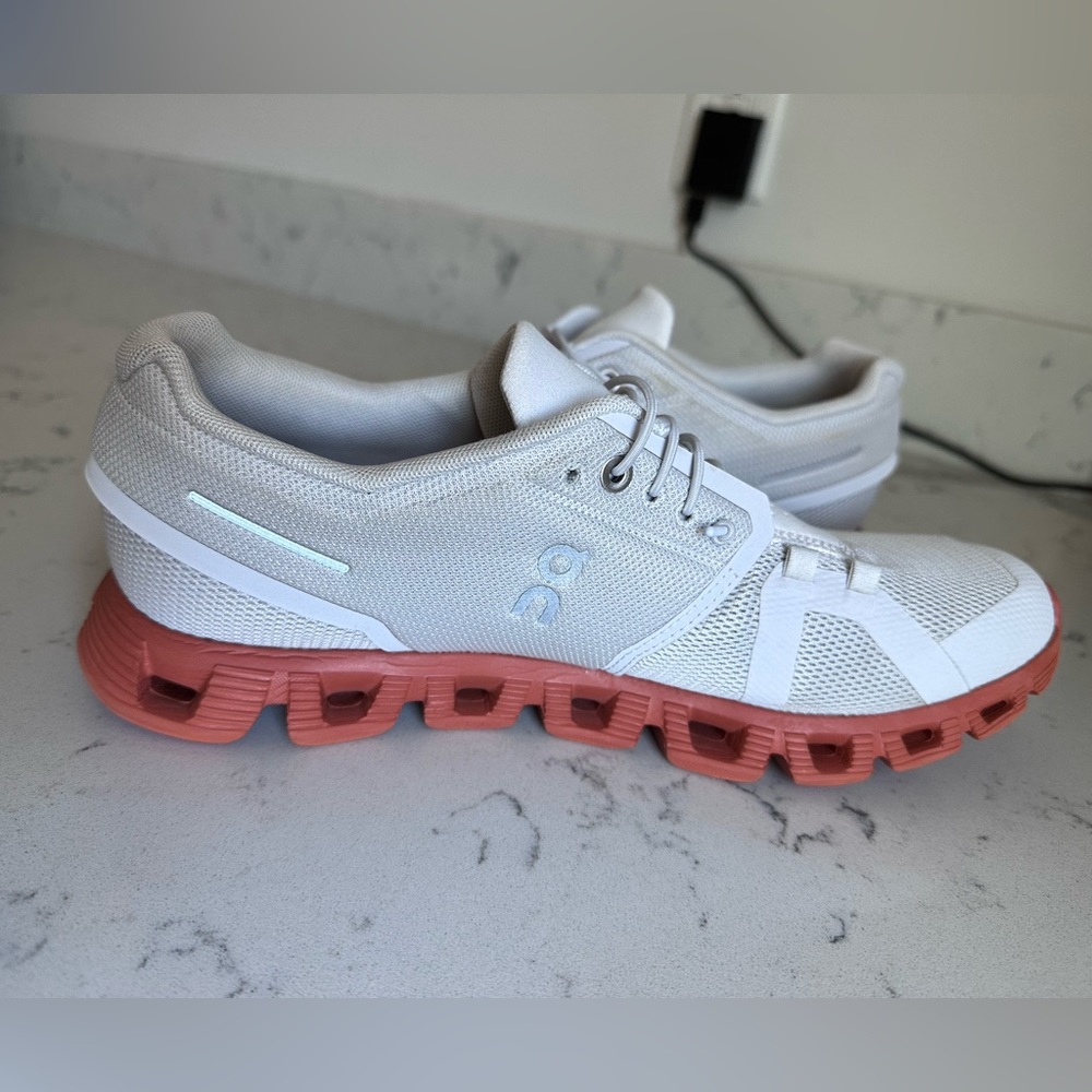On cloud 5 women’s size 10 tennis shoes